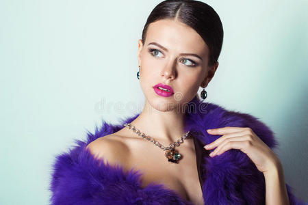 美丽的年轻女孩带着漂亮时尚的昂贵珠宝项链耳环手镯戒指，在摄影棚拍摄