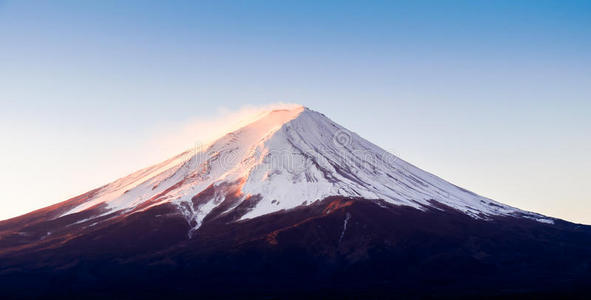 冬日的晨山富士山