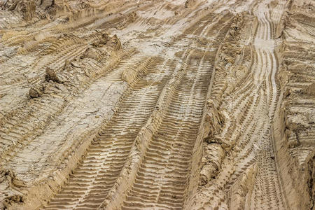 土上的卡车轮胎花纹照片