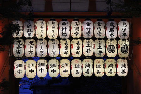 寺庙门口挂着灯笼日本