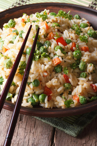 亚洲炒饭与鸡蛋和蔬菜特写，垂直