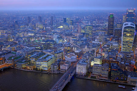 伦敦屋顶日落全景与城市建筑