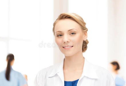 医院里微笑的年轻女医生