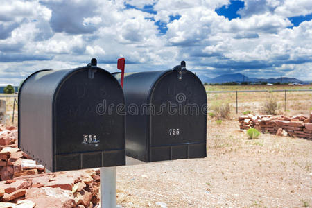美国亚利桑那州的一排旧邮箱