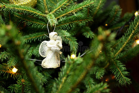 圣诞树树枝上的圣诞天使