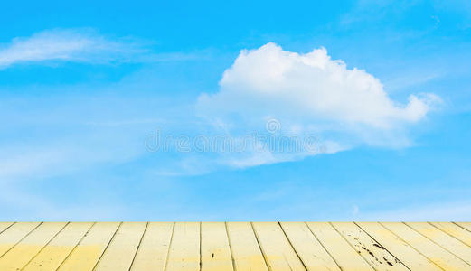 湛蓝的天空和木地板，背景。