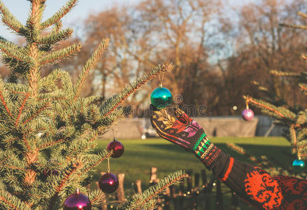 外面圣诞树上的手摸小饰物