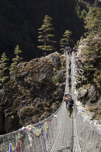 尼泊尔河上的悬索桥。