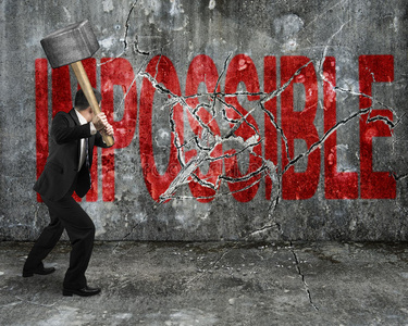 商人用大锤砸红了不可能的字破了照片