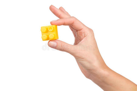 女人手中的黄色方块