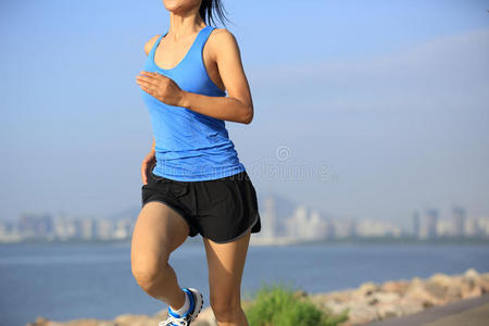 亚洲女子跑步