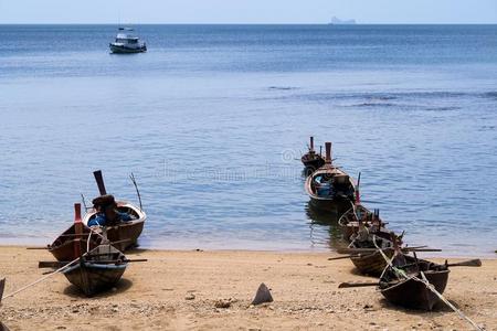 钓鱼船在海滩上排成一行