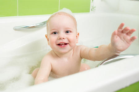 正在洗澡的小孩照片