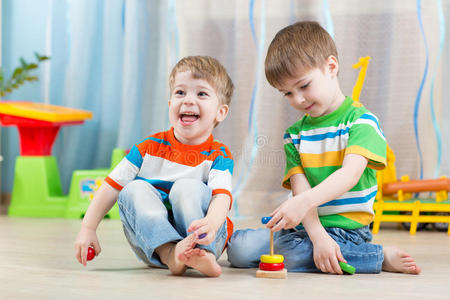 儿童和男孩在游戏室里玩玩具