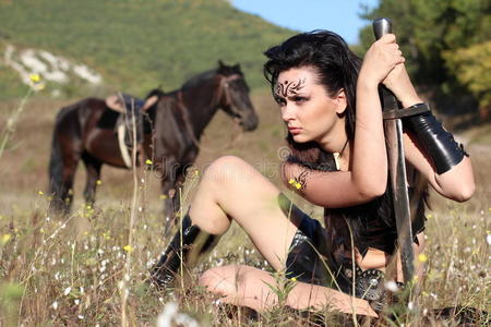 亚马逊女战士手持剑照片