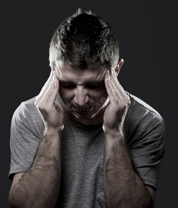 患有偏头痛的男人在疼痛中感到不舒服，手按节奏