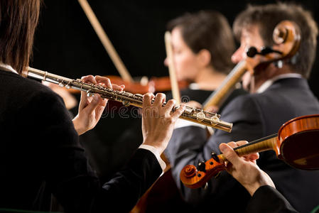 交响乐表演交响乐团表演:长笛特写照片