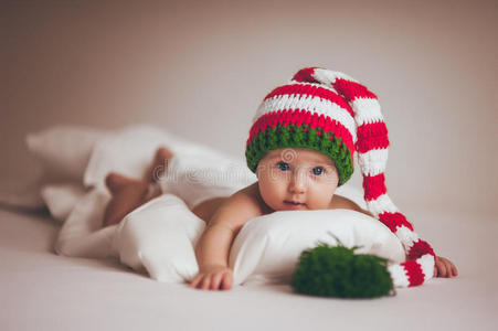 圣诞女婴戴帽子新生儿