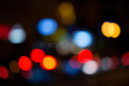 城市在夜晚，抽象的背景与失焦的灯光