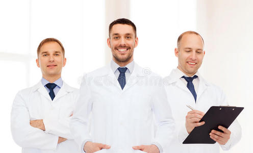 一群穿着白大褂微笑的男医生
