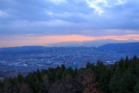 日本神奈川，黄昏时从岩碧寺山口看到的风景