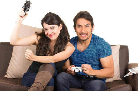 年轻可爱的情侣玩电子游戏