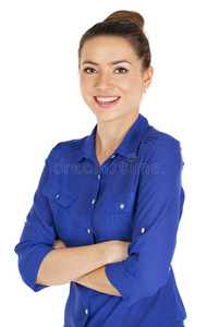 一个穿着蓝色衬衫的美丽快乐女人的画像