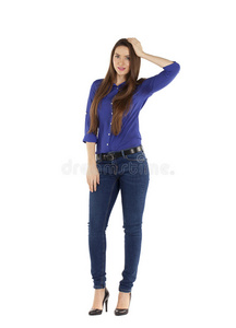 一个穿着蓝色牛仔裤和蓝色衬衫的漂亮女人的画像