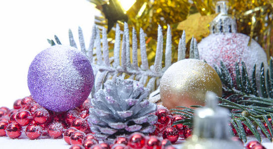 圣诞常绿云杉树，玻璃球和雪