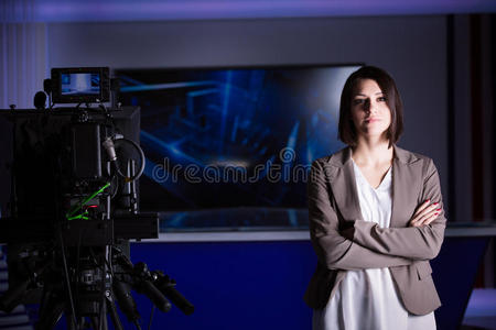 女性在演播室担任编辑的电视导演.照片
