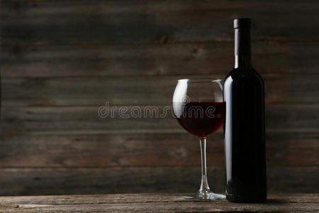 灰色木质背景红酒杯