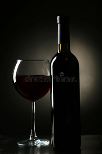 黑底红葡萄酒杯