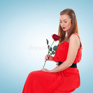 浪漫优雅的红色连衣裙配玫瑰花的女人