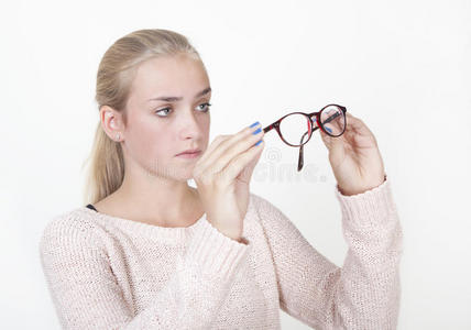女孩测试眼镜