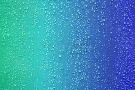 水滴在蓝色渐变背景上.照片