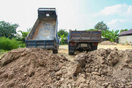 自卸汽车在建筑工地，卡车在建筑工地在陆地上