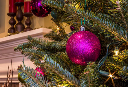 圣诞树上闪闪发光的紫色装饰品
