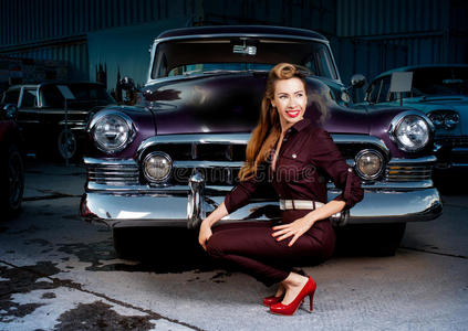 穿复古车的美女照片