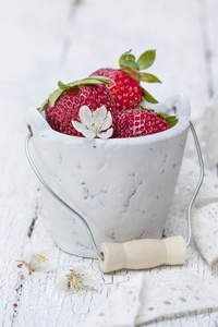 草莓在白色桶里
