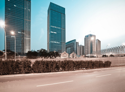 城市建筑的街景和路的夜景图片