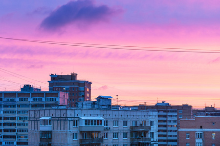 蓝色和粉红色的夕阳的天空在住宅小区