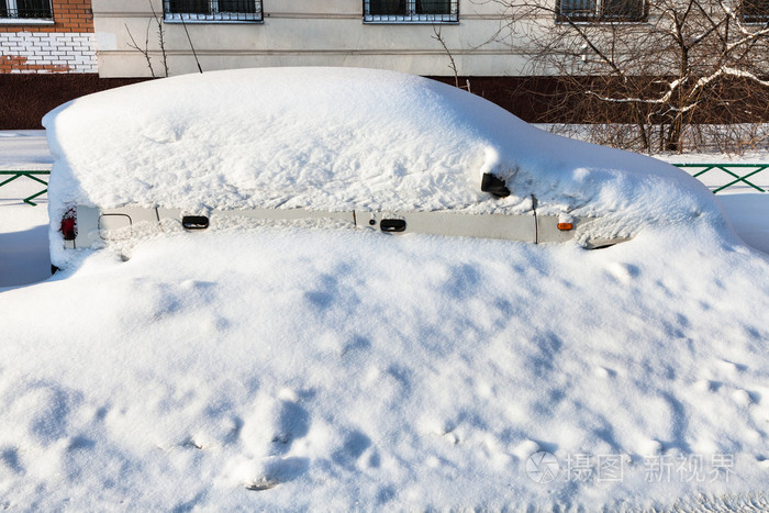 在停车场被雪覆盖的白色汽车