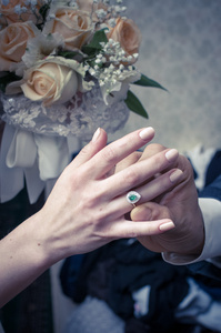 新郎新娘的手指上戴着结婚戒指