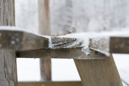 被雪覆盖的山上的冬季景观