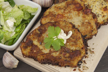 炸土豆煎饼与大蒜。传统的捷克食品。准备自制食品