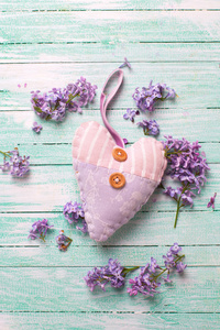 装饰的心和淡紫色的花