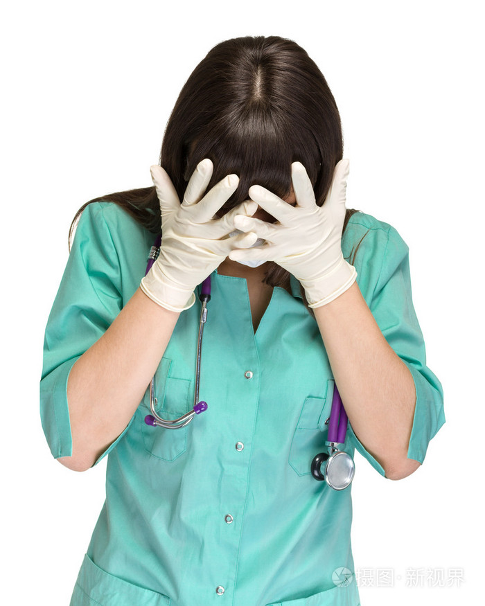 负担过重的女医生,在胁迫下上白, 孤立
