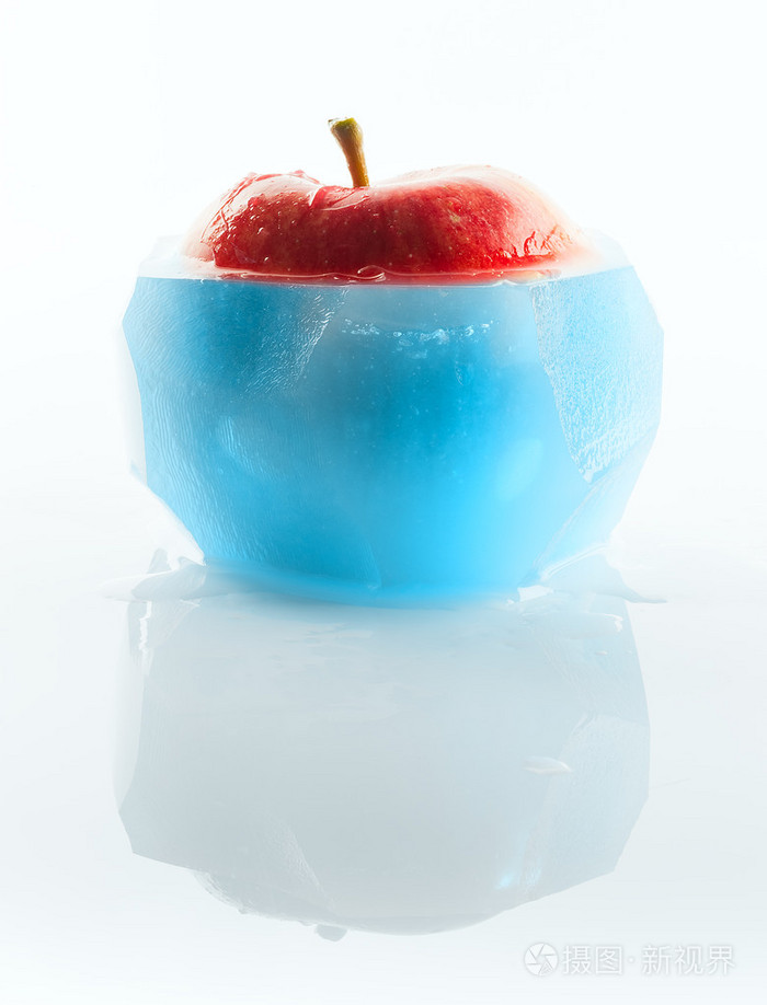 冻结在冰里的红苹果