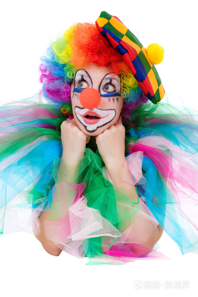 在诉讼中孤立在白色背景上的小丑女孩