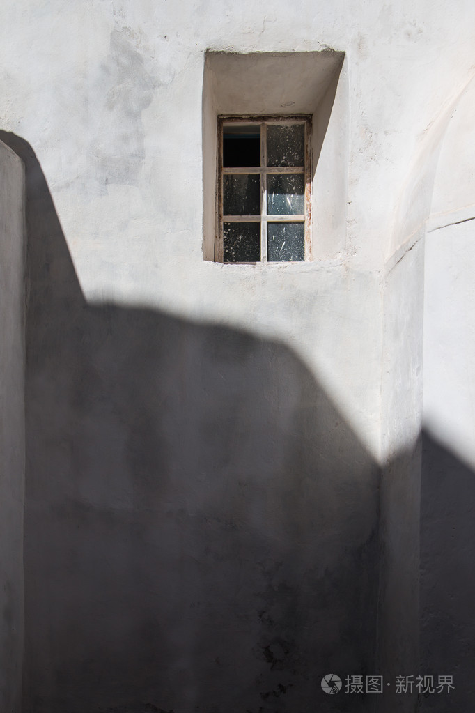 有阴影和窗户的墙